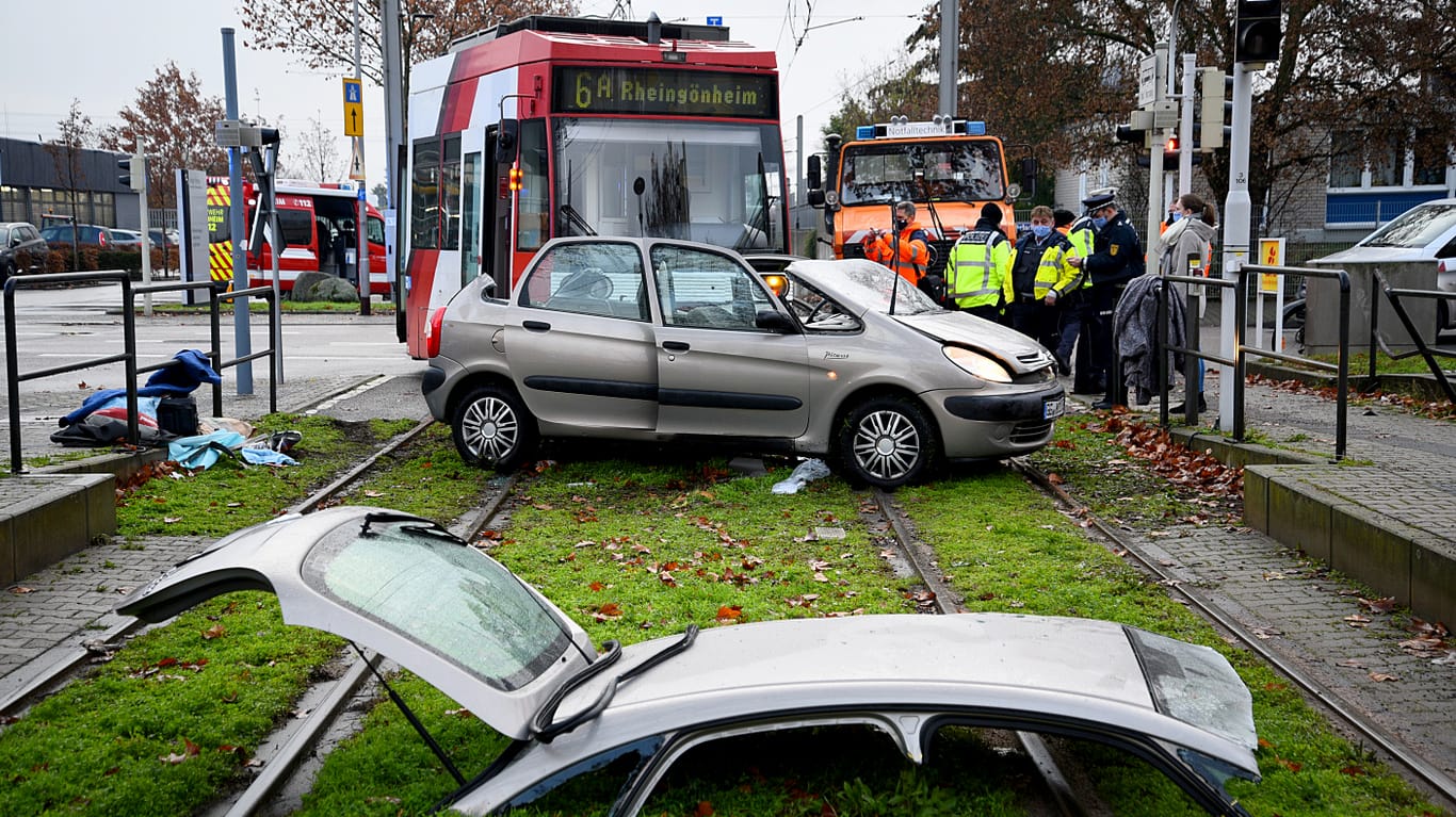 Die Unfallstelle an der Straßenbahn-Haltestelle Fahrlachstraße in Mannheim: Der Autofahrer wurde schwer verletzt.
