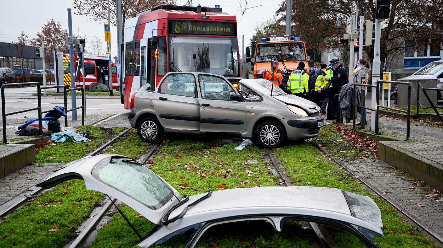 Die Unfallstelle an der Straßenbahn-Haltestelle Fahrlachstraße in Mannheim: Der Autofahrer wurde schwer verletzt. Die Unfallstelle an der Straßenbahn-Haltestelle Fahrlachstraße in Mannheim: Der Autofahrer wurde schwer verletzt.