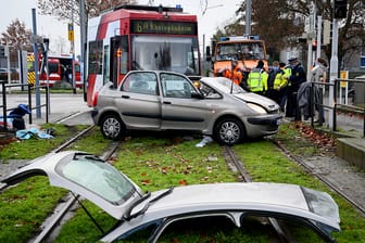 Die Unfallstelle an der Straßenbahn-Haltestelle Fahrlachstraße in Mannheim: Der Autofahrer wurde schwer verletzt.