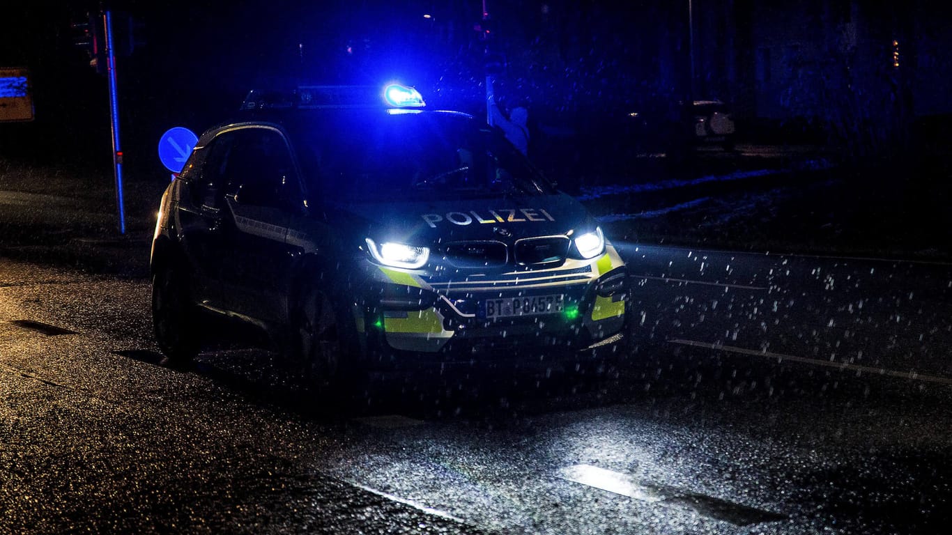 Ein Streifenwagen der Polizei fährt durch eine Winternacht (Symbolbild): In Wolfsburg wurde eine nicht Corona-konforme Party aufgelöst.