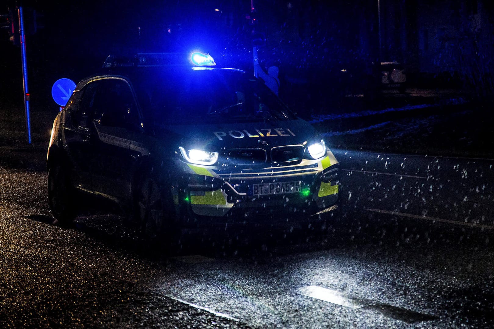 Ein Streifenwagen der Polizei fährt durch eine Winternacht (Symbolbild): In Wolfsburg wurde eine nicht Corona-konforme Party aufgelöst.