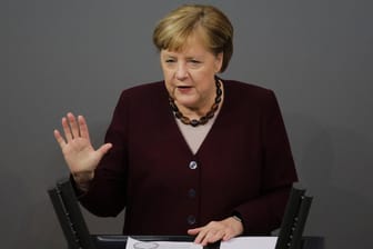Angela Merkel im Bundestag: Die Kanzlerin hat bei einer Unionsfraktionssitzung gewarnt, dass die derzeitigen Corona-Maßnahmen nicht ausreichen.