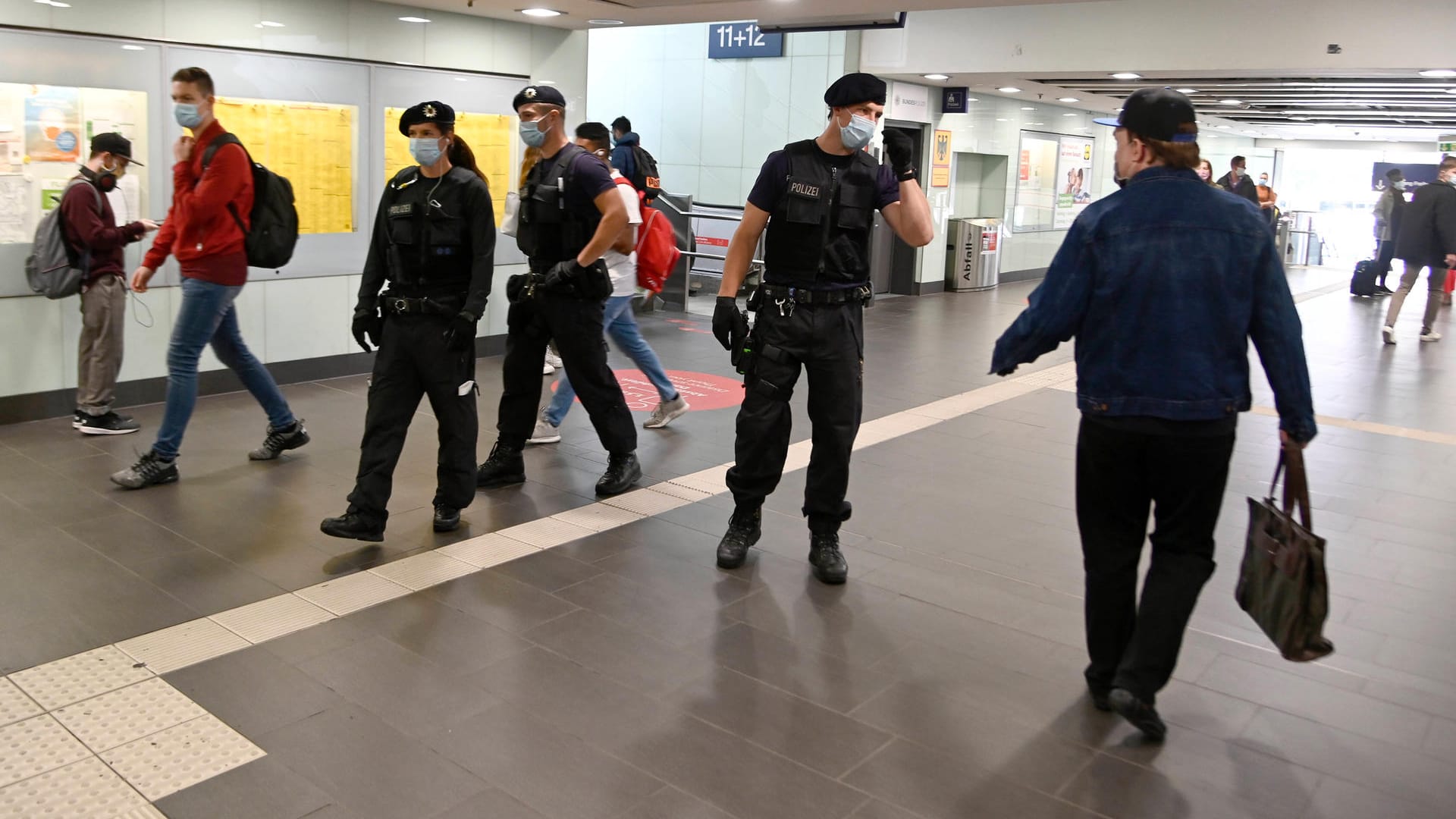 Bundespolizisten kontrollieren die Einhaltung der Maskenpflicht im Hauptbahnhof Essen (Archivbild): Ein Mann, der seit Jahren untergetaucht war, ist aufgeflogen, weil er keine Maske trug. Bundespolizisten kontrollieren die Einhaltung der Maskenpflicht im Hauptbahnhof Essen (Archivbild): Ein Mann, der seit Jahren untergetaucht war, ist aufgeflogen, weil er keine Maske trug.