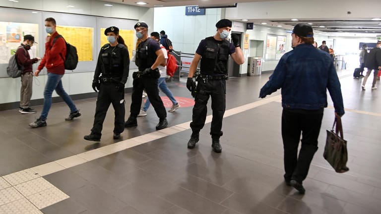 Bundespolizisten kontrollieren die Einhaltung der Maskenpflicht im Hauptbahnhof Essen (Archivbild): Ein Mann, der seit Jahren untergetaucht war, ist aufgeflogen, weil er keine Maske trug.