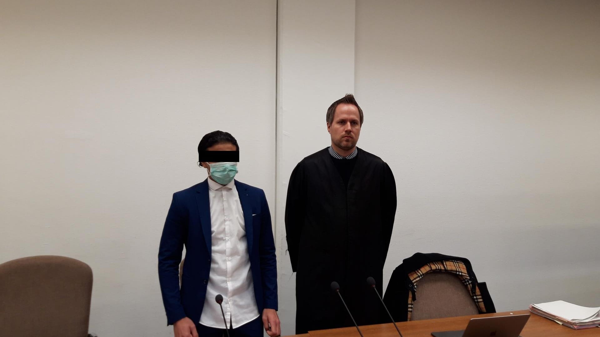 Der Kölner Strafverteidiger Ingmar Rosentreter (r.) und sein Mandant. Nach Angaben des Verteidigers hatte der Angeklagte das Messer zur Verteidigung dabei. Der Kölner Strafverteidiger Ingmar Rosentreter (r.) und sein Mandant. Nach Angaben des Verteidigers hatte der Angeklagte das Messer zur Verteidigung dabei.