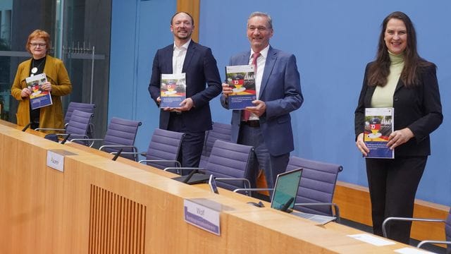 Brandenburgs Landesbeauftrage Maria Nooke (l), der Ostbeauftragte Marco Wanderwitz, der Kommissionsvorsitzende Matthias Platzeck und die Wissenschaftlerin Judith Enders stellen den Abschlussbericht vor.