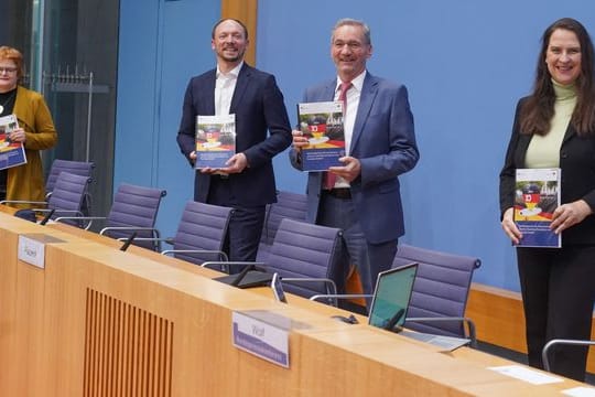 Brandenburgs Landesbeauftrage Maria Nooke (l), der Ostbeauftragte Marco Wanderwitz, der Kommissionsvorsitzende Matthias Platzeck und die Wissenschaftlerin Judith Enders stellen den Abschlussbericht vor.