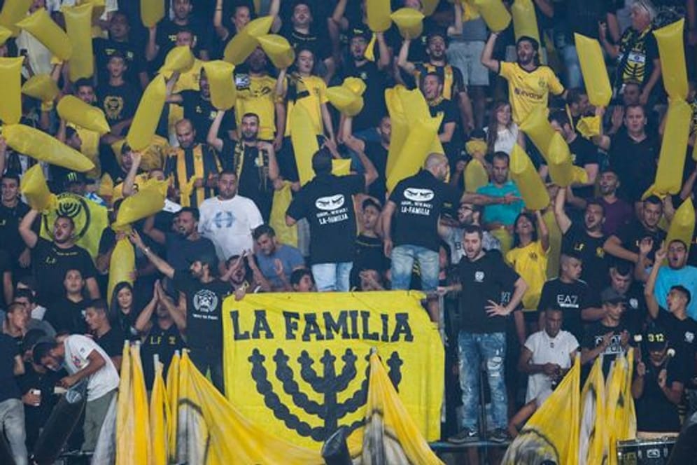 Anhänger des Fußballvereins Beitar Jerusalem feuern ihre Mannschaft an.