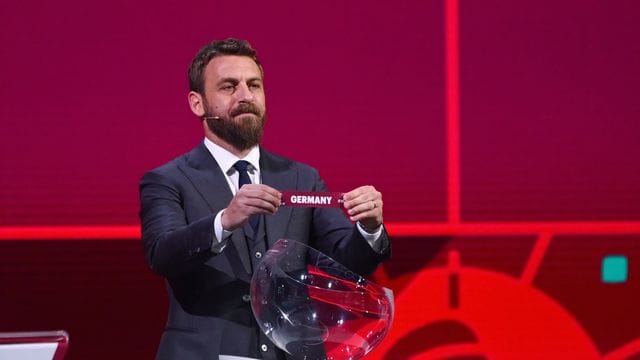 Der ehemalige Fußballspieler Daniele De Rossi zeigt das Los mit der Aufschrift "Germany".