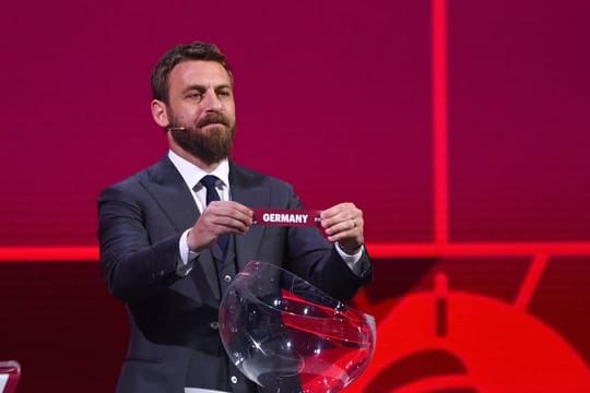 Der ehemalige Fußballspieler Daniele De Rossi zeigt das Los mit der Aufschrift "Germany".