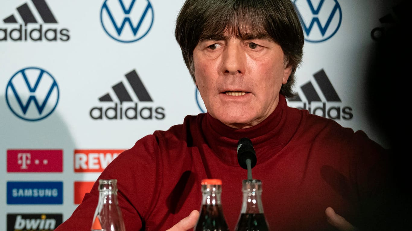 Joachim Löw beim Gespräch mit der Presse: Der Bundestrainer äußerte sich nach der heftigen Kritik an seiner Person.