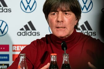 Joachim Löw beim Gespräch mit der Presse: Der Bundestrainer äußerte sich nach der heftigen Kritik an seiner Person.