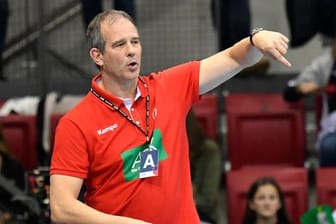 Bundestrainer Henk Groener steht mit den deutschen Handballerinnen in der EM-Hauptrunde.