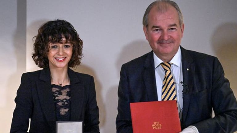Die Mikrobiologin Emmanuelle Charpentier ist in Berlin mit dem Nobelpreis ausgezeichnet worden.