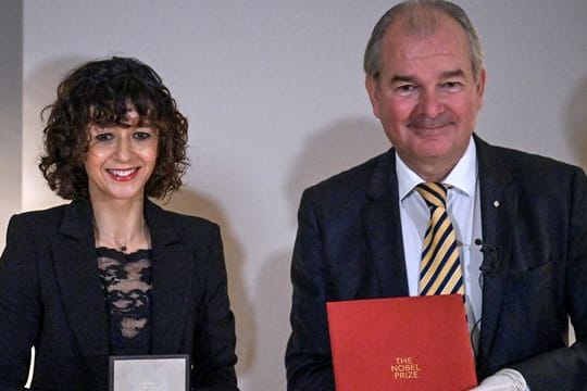 Die Mikrobiologin Emmanuelle Charpentier ist in Berlin mit dem Nobelpreis ausgezeichnet worden.