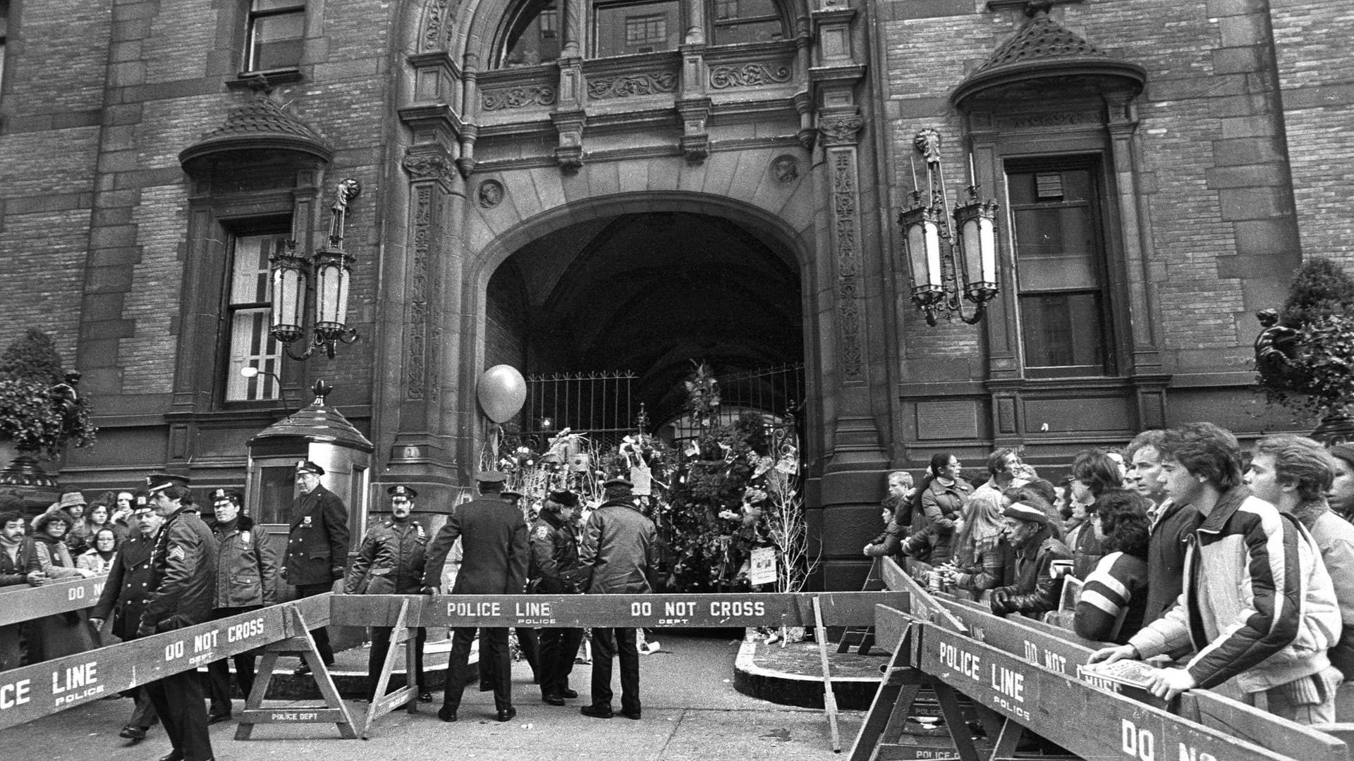 Trauernde Fans vor dem Dakota Building in New York im Dezember 1980.