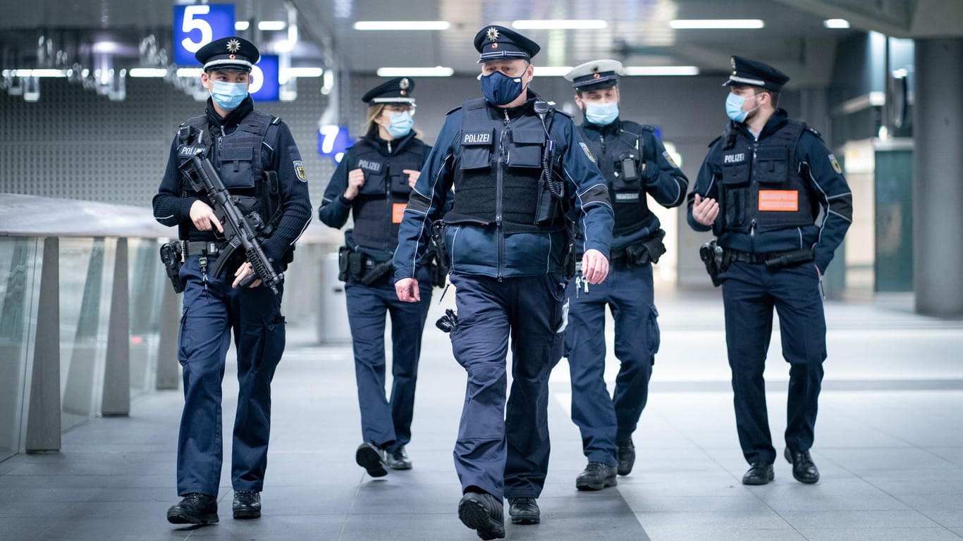 Bundespolizisten patrouillieren aus Sicherheitsgründen am Berliner Hauptbahnhof, kontrollieren aber auch die Einhaltung der Maskenpflicht.