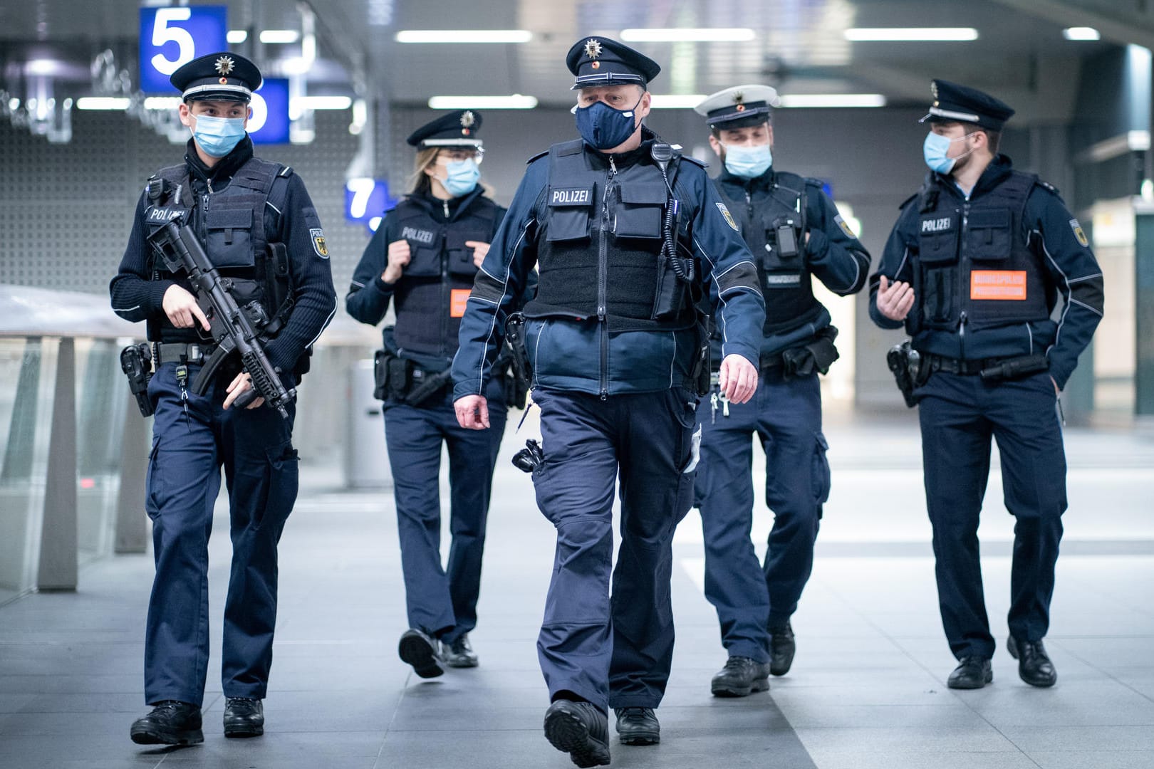 Bundespolizisten patrouillieren aus Sicherheitsgründen am Berliner Hauptbahnhof, kontrollieren aber auch die Einhaltung der Maskenpflicht.