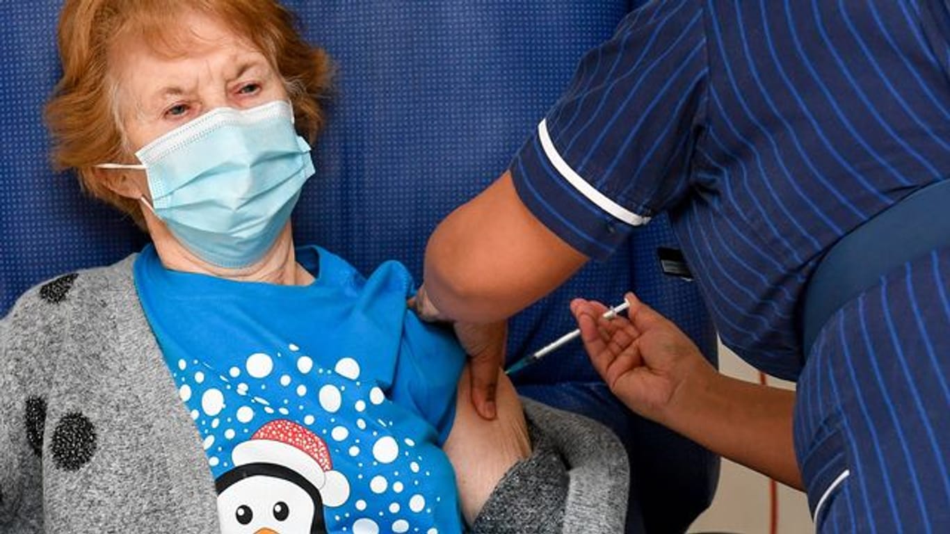 Die erste, die die Corona-Impfung erhält: Die 90-jährige Margaret Keenan im Universitätskrankenhaus Coventry.