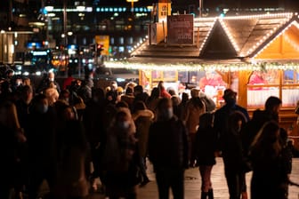 Einer Weihnachtsbude in Berlin: Glühwein to go ist der neue Trend und sorgt für problematische Menschenansammlungen zu Corona-Zeiten.