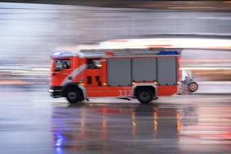 Ein Löschfahrzeug der Feuerwehr: In Wismar brannte ein Kinderzimmer, eine Nachbarin griff schnell ein.