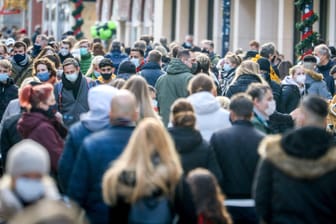 Fußgängerzone (Symbolbild): Die deutsche Wirtschaft erholt sich einer Prognose zufolge bis Ende 2021 wieder.