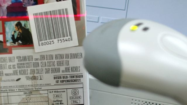 Mit einem Lesegerät wird ein Strichcode in einem Elektronikfachmarkt gescannt. Mit einem Lesegerät wird ein Strichcode in einem Elektronikfachmarkt gescannt.