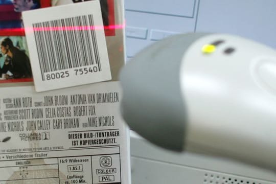 Mit einem Lesegerät wird ein Strichcode in einem Elektronikfachmarkt gescannt.
