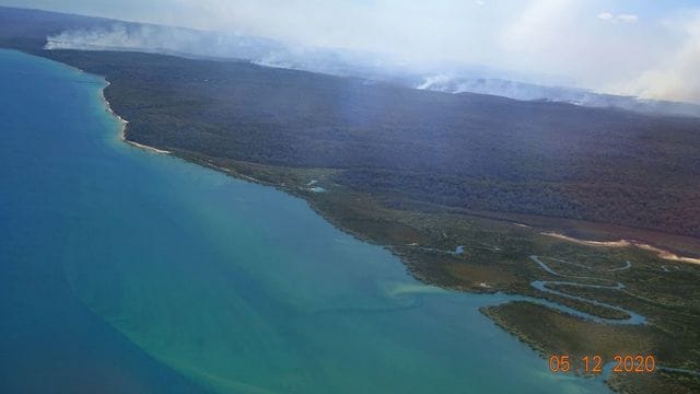 Rauch steigt auf in einem Waldstück in K'gari (Fraser Island). Rauch steigt auf in einem Waldstück in K'gari (Fraser Island).