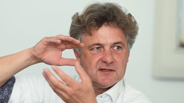 Frank Mentrup (SPD), Oberbürgermeister von Karlsruhe, spricht (Archivbild): Er sieht Familienbetriebe durch Corona in Gefahr.