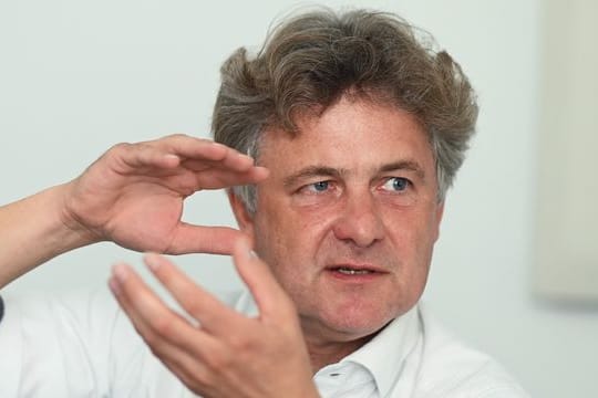 Frank Mentrup (SPD), Oberbürgermeister von Karlsruhe, spricht (Archivbild): Er sieht Familienbetriebe durch Corona in Gefahr.