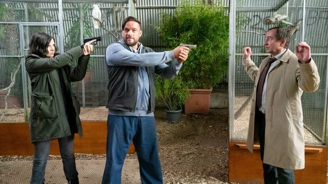 Szenenbild mit Schusswaffen: Kira Dorn (Nora Tschirner) stellt John Geist (Ronald Zehrfeld, M), der Kurt Stich (Thorsten Merten) bedroht.