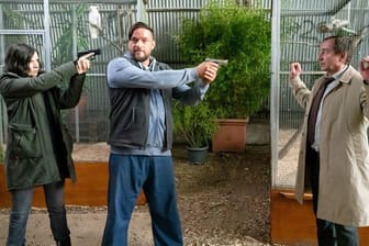 Szenenbild mit Schusswaffen: Kira Dorn (Nora Tschirner) stellt John Geist (Ronald Zehrfeld, M), der Kurt Stich (Thorsten Merten) bedroht.