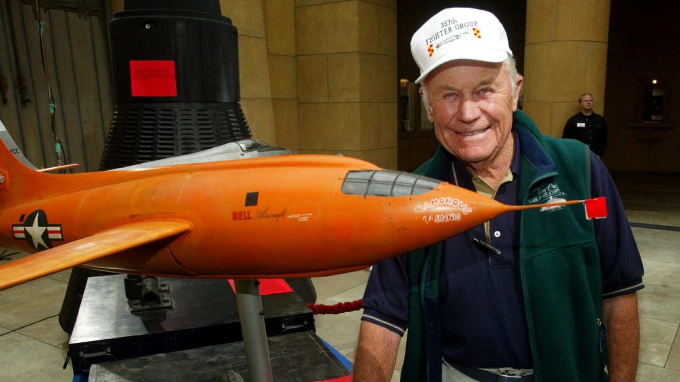 Chuck Yeager mit einem Modell des Flugzeugs vom Typ Bell X-1: Mit ihm durchbrach er als erster Mensch die Schallmauer.