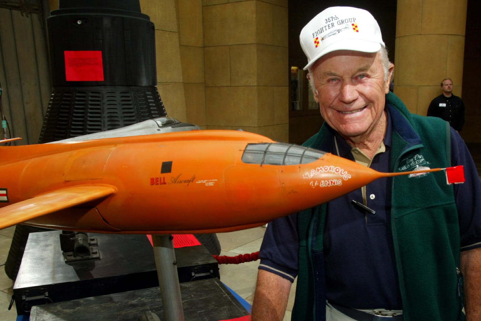 Chuck Yeager mit einem Modell des Flugzeugs vom Typ Bell X-1: Mit ihm durchbrach er als erster Mensch die Schallmauer.