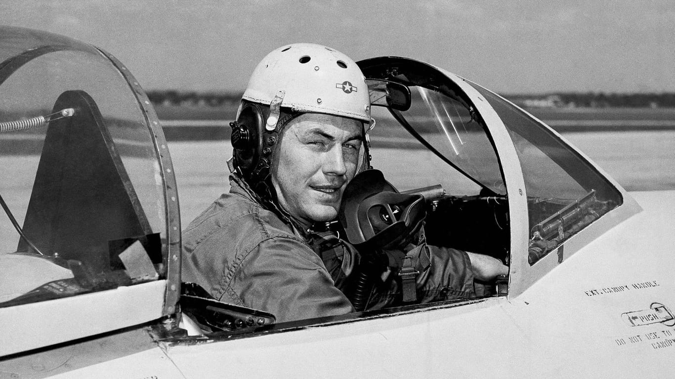 Charles Yeager 1948 im Cockpit eines Jets: Als Kampfpilot erlebte Yeager zahlreiche Schlachten.
