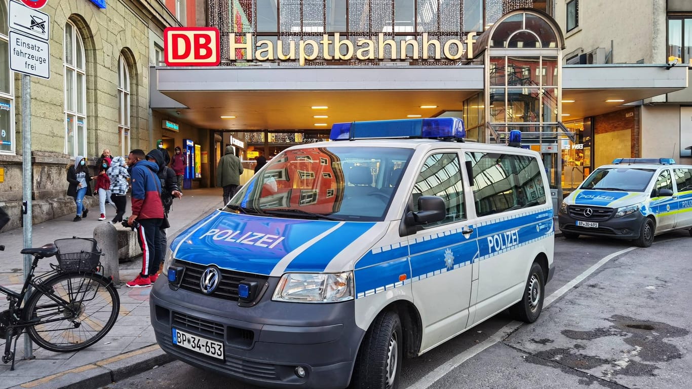 Polizei vorm Münchner Hauptbahnhof: Ein Mann hat hier randaliert, weil er keine Maske tragen wollte.