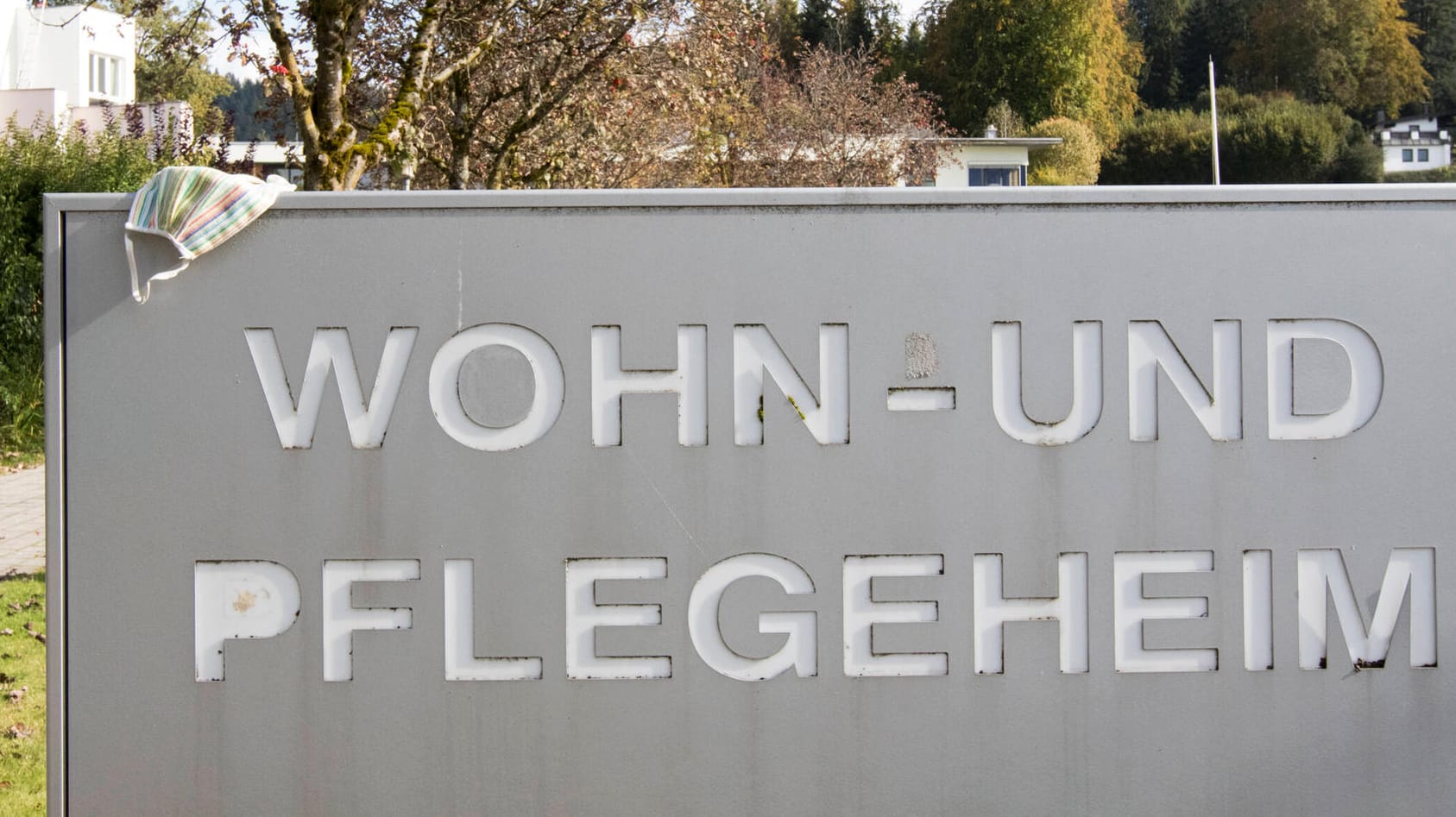 Auf einem Schild steht "Wohn- und Pflegeheim": In einem Berliner Seniorenheim sind mehr als ein Viertel der Bewohner mit Corona infiziert. Auf einem Schild steht "Wohn- und Pflegeheim": In einem Berliner Seniorenheim sind mehr als ein Viertel der Bewohner mit Corona infiziert.