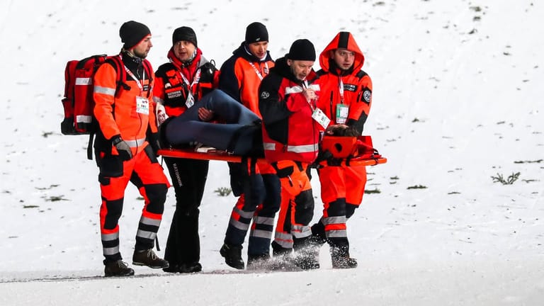 Verletzungen im Skispringen: Der Deutsche David Siegel wird auf einer Trage von der Piste abtransportiert, er erlitt im Januar 2019 ebenfalls einen Kreuzbandriss.