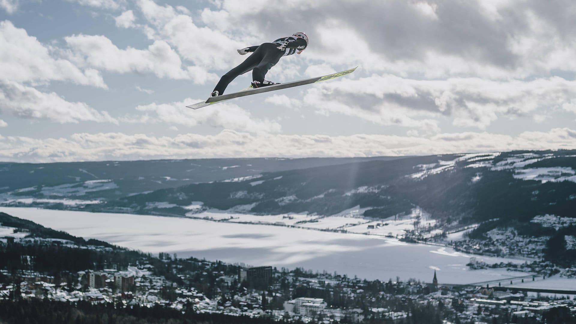 Im Sprung bei der Raw Air Tour Anfang diesen Jahres: Severin Freund hat sich immer nach Verletzungen immer wieder zurück an die Weltspitze gekämpft.