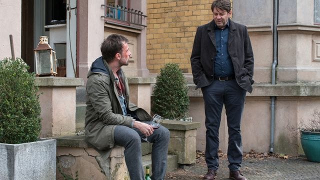 Eine Szene aus "Der Kommissar und die Wut"; Martin Brühl (Roeland Wiesnekker, r) stattet Oliver Froeling (Lucas Gregorowicz) einen Besuch. Eine Szene aus "Der Kommissar und die Wut"; Martin Brühl (Roeland Wiesnekker, r) stattet Oliver Froeling (Lucas Gregorowicz) einen Besuch.