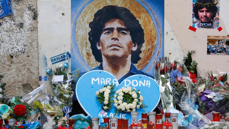 Ein Gedenkschrein mit Kerzen und Blumen für Maradona: Der Fußballstar starb am 25. November.