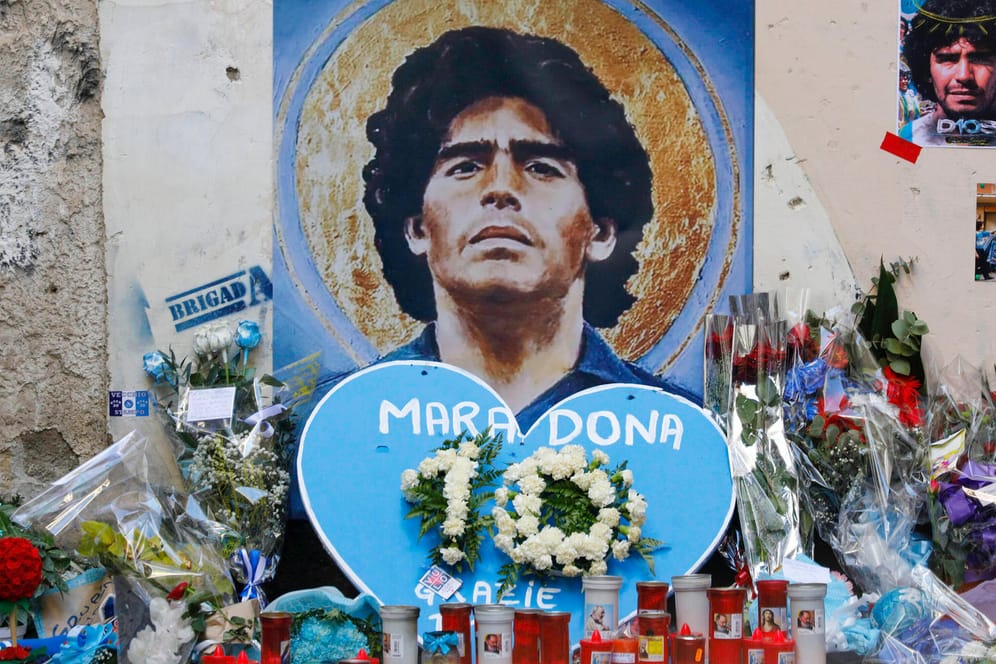 Ein Gedenkschrein mit Kerzen und Blumen für Maradona: Der Fußballstar starb am 25. November.