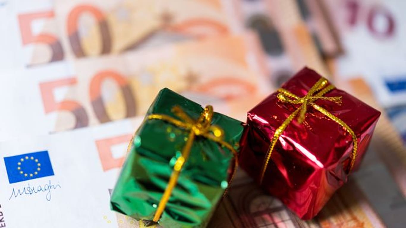 Wer Weihnachtsgeschenke finanziert, zahlt möglicherweise drauf.