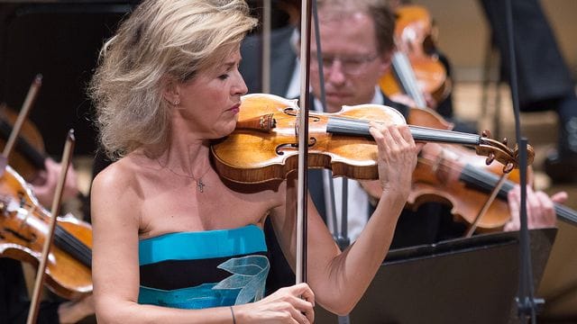Die deutsche Violinistin Anne-Sophie Mutter will im Hamburger Michel auftreten und Spenden sammeln. Die deutsche Violinistin Anne-Sophie Mutter will im Hamburger Michel auftreten und Spenden sammeln.