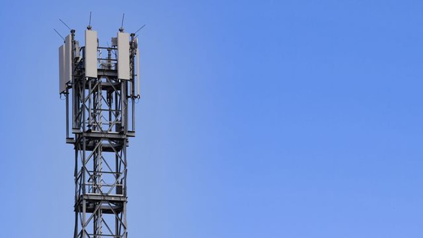 EIn Funkmast (Symbolbild): In Deutschland können inzwischen zwei Drittel der Bevölkerung den Mobilfunk der fünften Generation im Netz der Telekom nutzen.