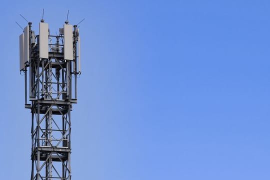 EIn Funkmast (Symbolbild): In Deutschland können inzwischen zwei Drittel der Bevölkerung den Mobilfunk der fünften Generation im Netz der Telekom nutzen.