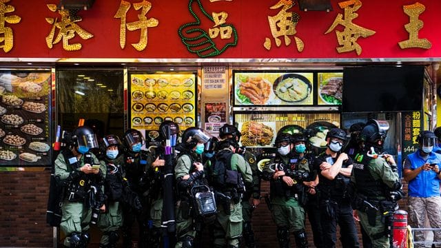 Bereitschaftspolizisten am Rande einer Demonstration in Hongkong. Bereitschaftspolizisten am Rande einer Demonstration in Hongkong.