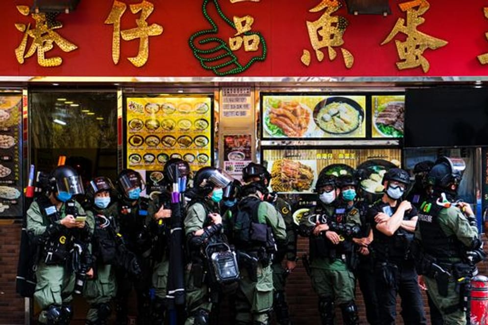 Bereitschaftspolizisten am Rande einer Demonstration in Hongkong.