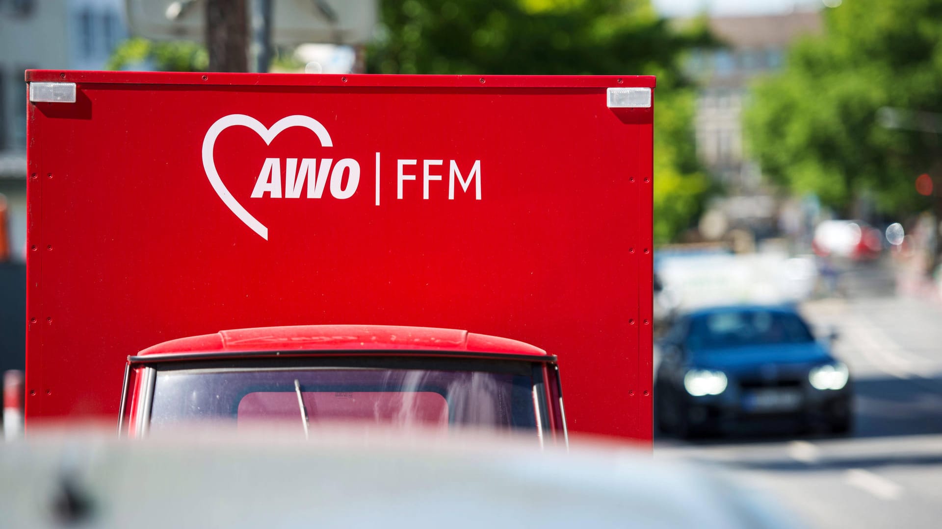 Das Logo der Awo Frankfurt auf einem Fahrzeug (Symbolbild): Im Finanzskandal um die Arbeiterwohlfahrt hat es weitere Durchsuchungen gegeben. Das Logo der Awo Frankfurt auf einem Fahrzeug (Symbolbild): Im Finanzskandal um die Arbeiterwohlfahrt hat es weitere Durchsuchungen gegeben.